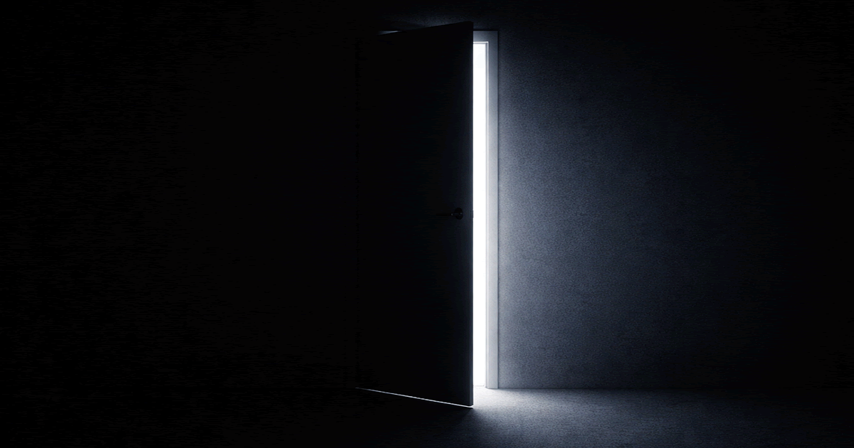 内と外の境界を象徴する、わずかに開いた扉の抽象的なイラスト