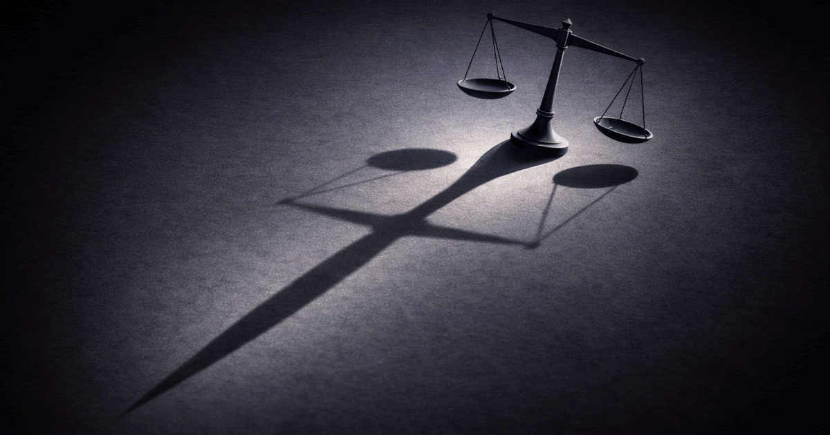 傾いた天秤の影が刃になる正義の二面性を象徴する抽象イメージ