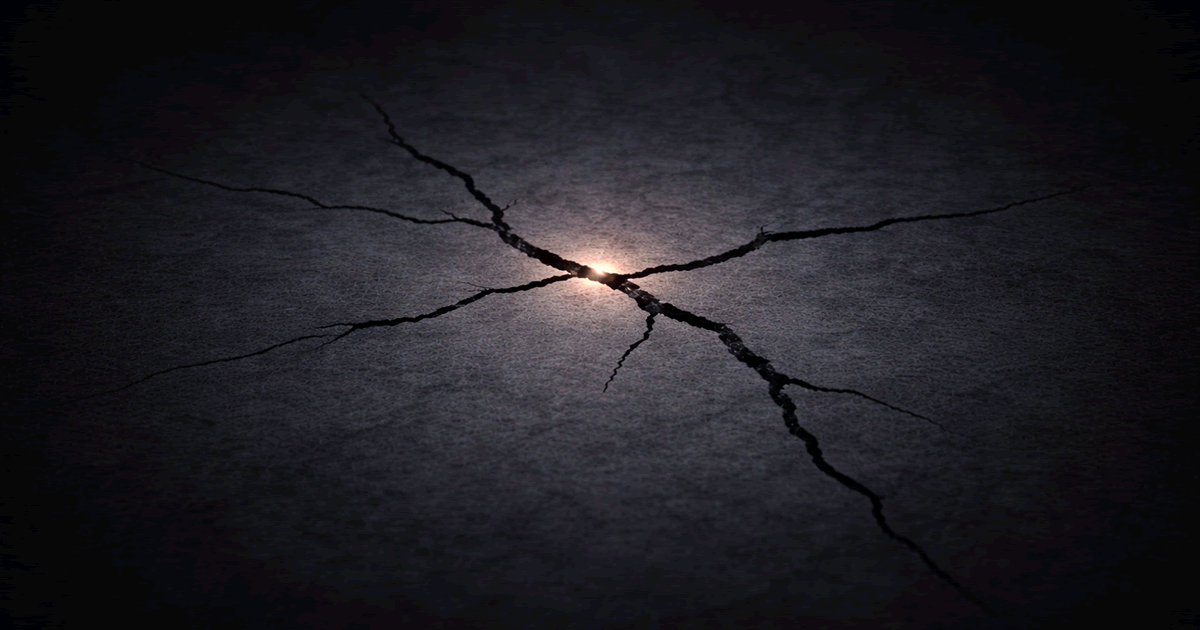 中央に細いひびが入った暗い面が謝罪の心理的緊張を象徴する抽象イメージ