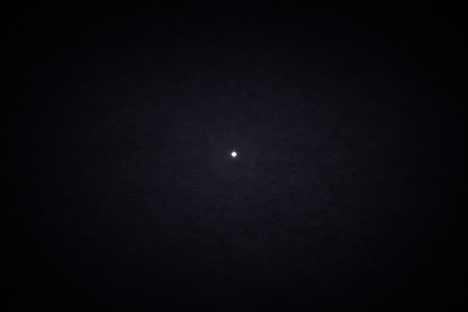 中央の小さな点と広い空白が沈黙の重さを象徴する抽象イメージ