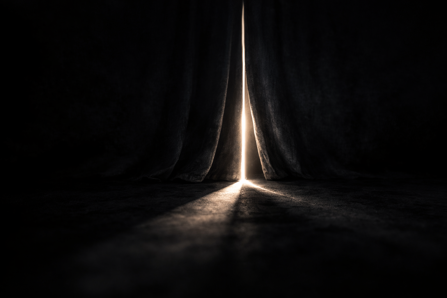 わずかに開いた幕の奥から光が漏れる裏側の物語を象徴する抽象イメージ