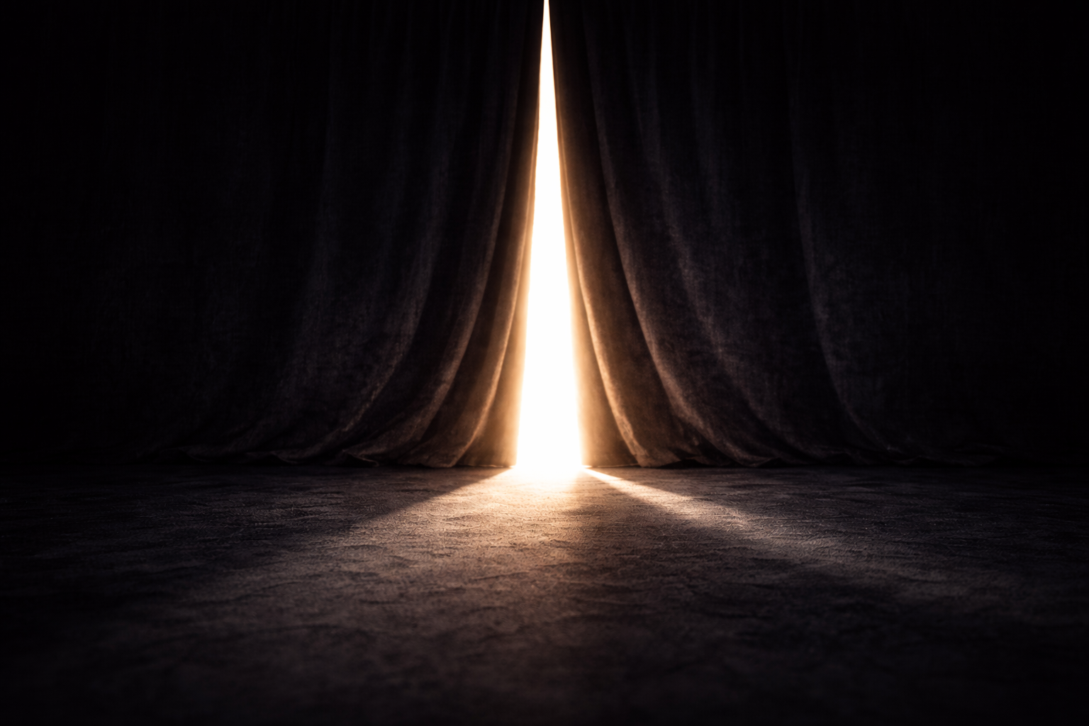中央がわずかに開いた幕の奥から光が差す真実と演出の境界を象徴する抽象イメージ