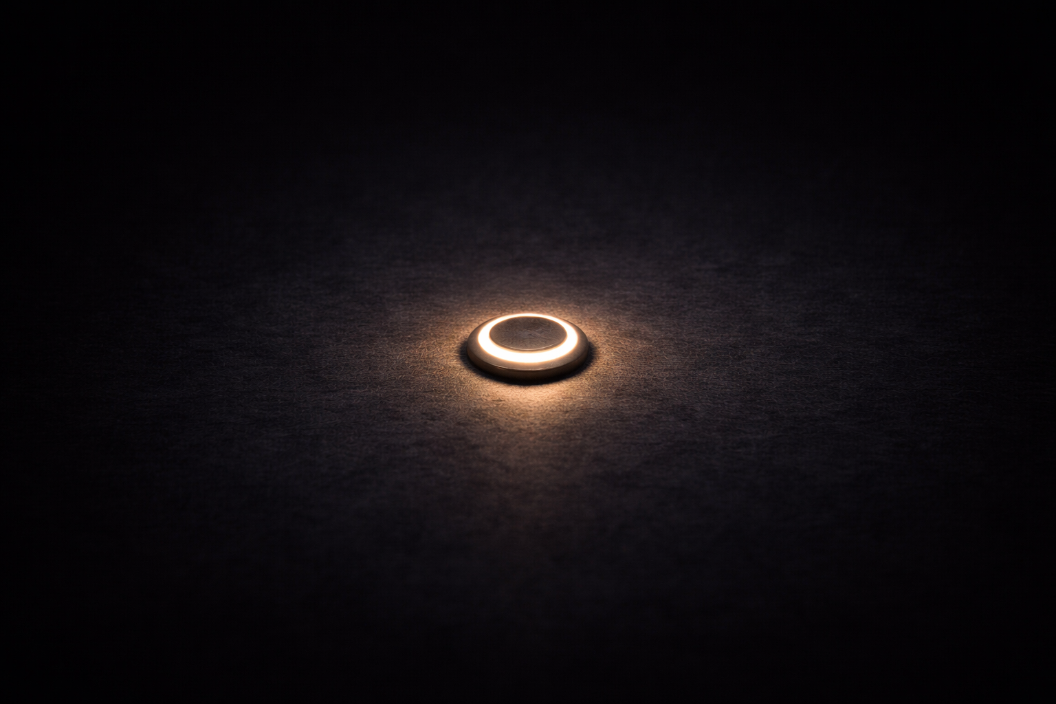 暗闇の中で光る小さなボタンが承認欲求の操作を象徴する抽象イメージ