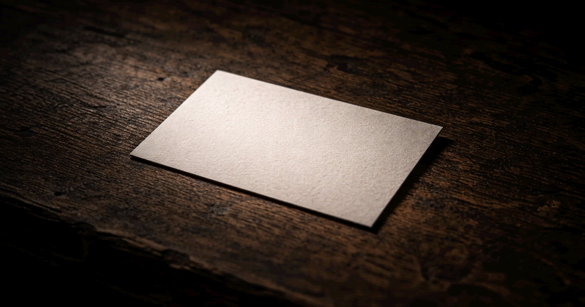 暗い机の上に置かれた肩書きのある名刺