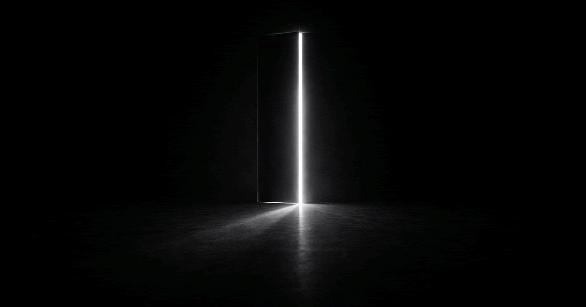 暗闇の中でわずかに開いた扉から光が差し込む抽象イラスト